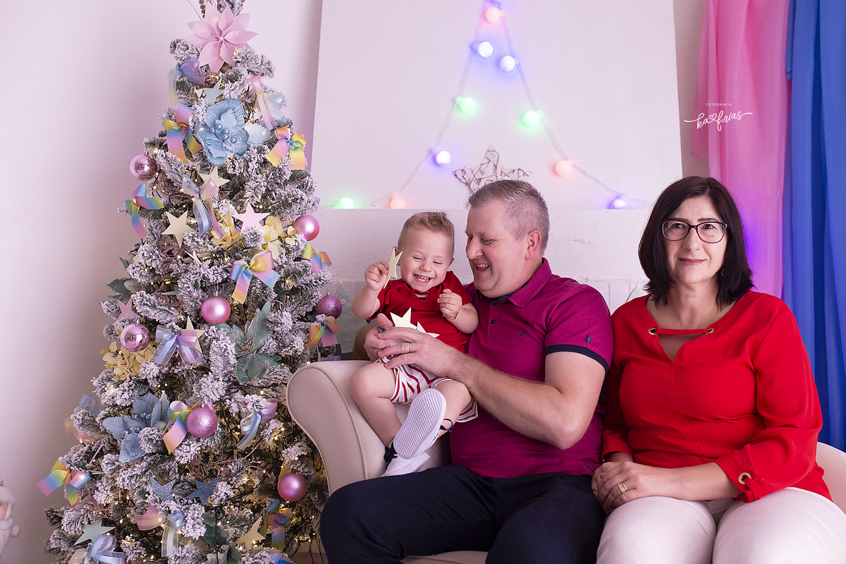 no ensaio de natal o vô brinca com o neto