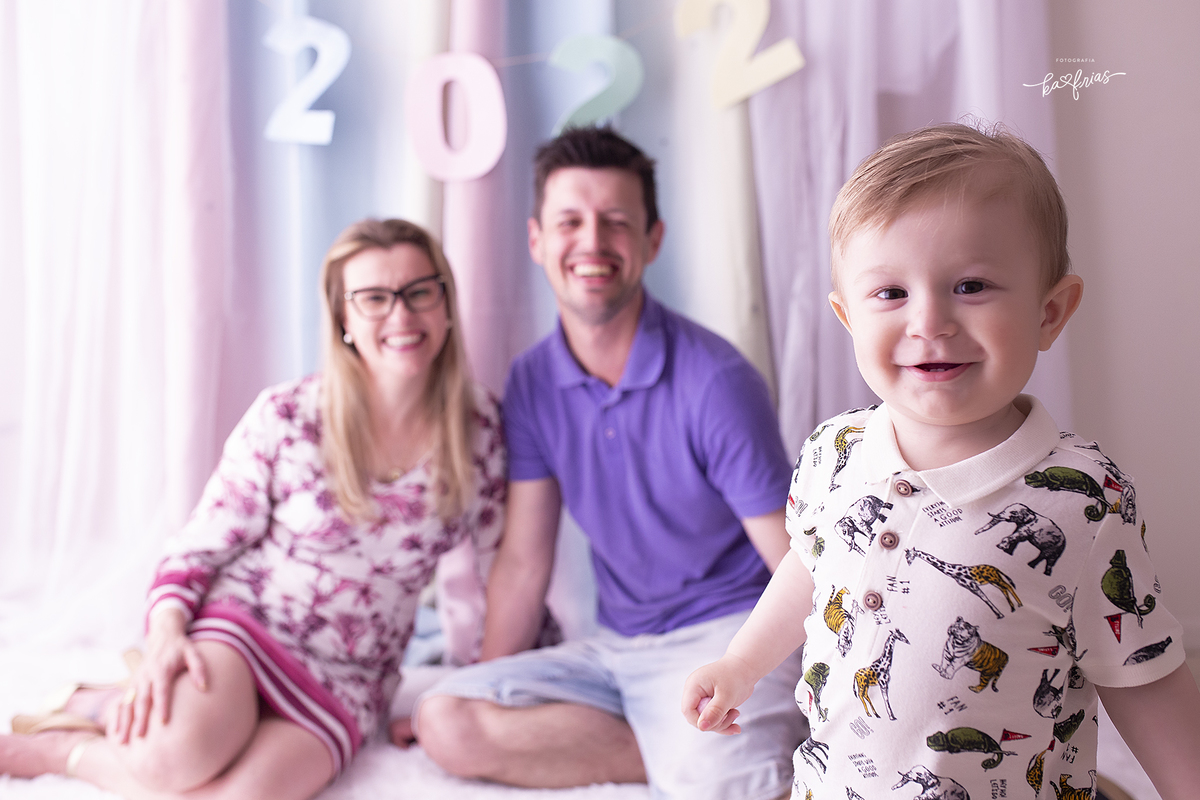 o menino sorri para a fotografa de caxias do sul, ka frias