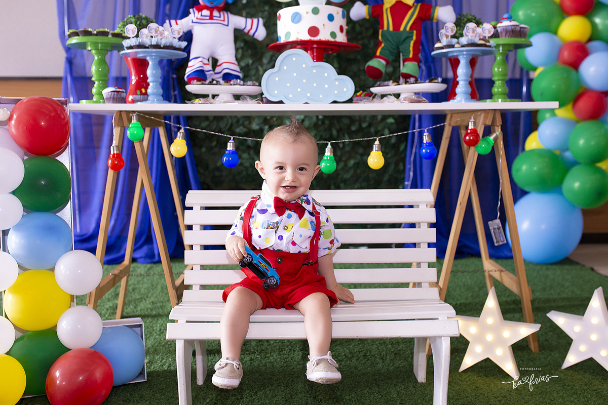 O bebe posa na festa de aniversario