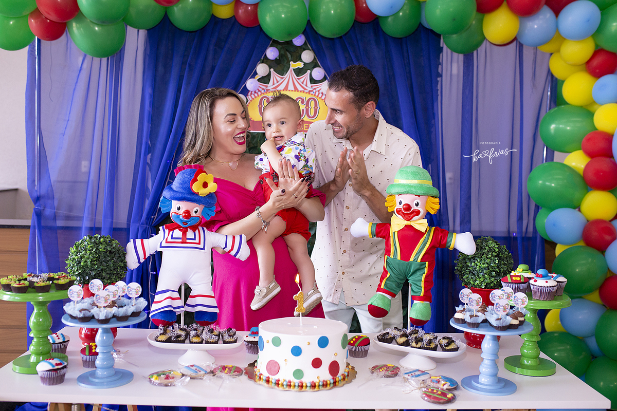 os pais cantam parabens na festa de aniversario