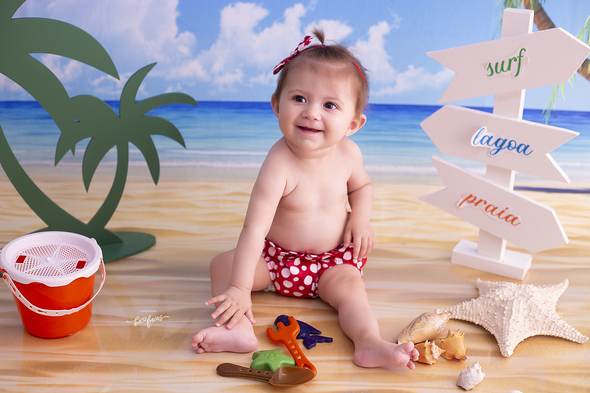 a menina esta no cenario de praia 