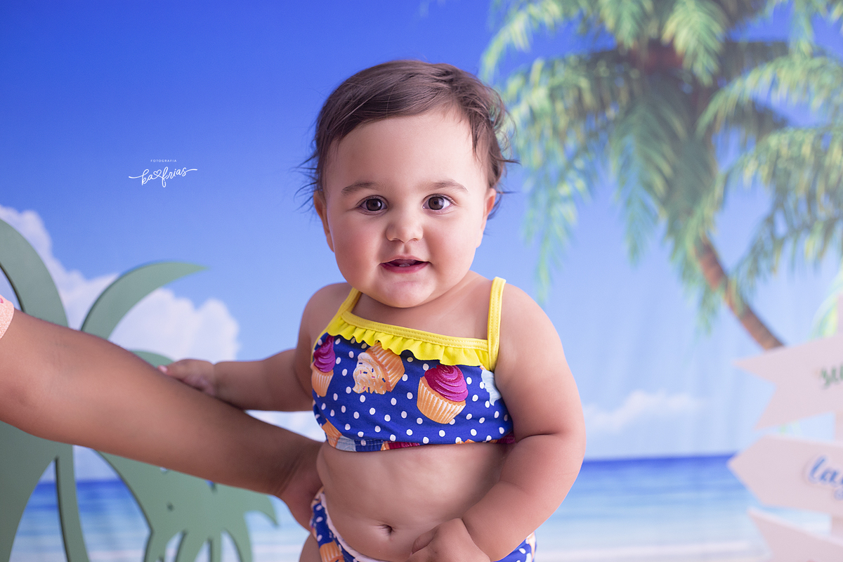 a bebe olha para a fotografa no seu acompanhamento mensal