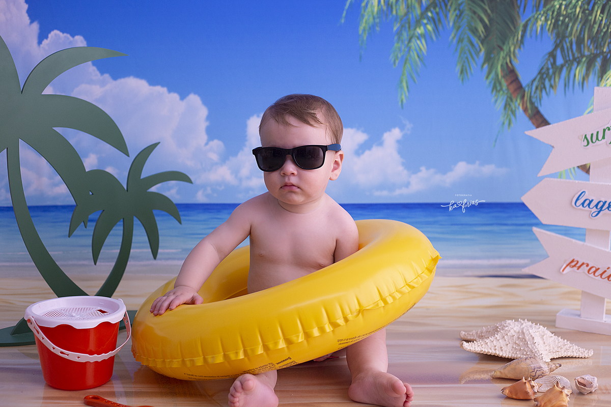o bebe esta de oculos de sol para as fotos mensais
