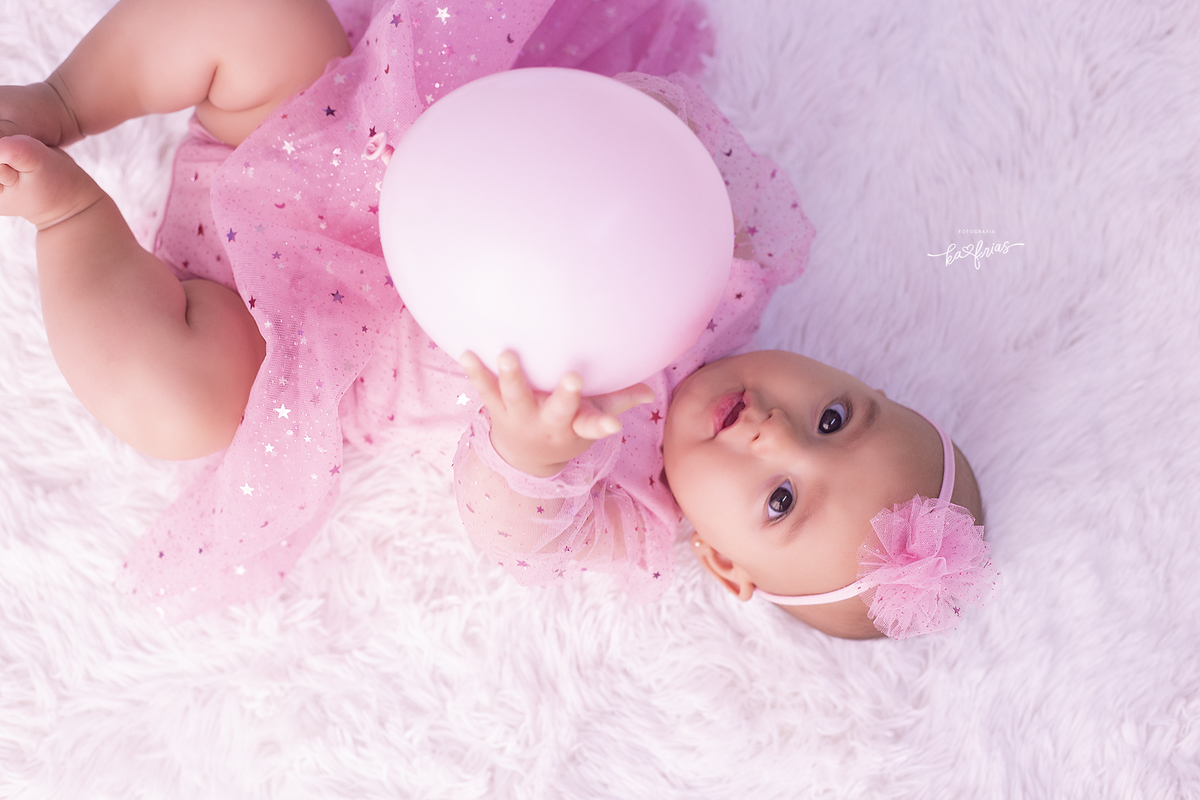 a bebe brinca com o balao no ensaio