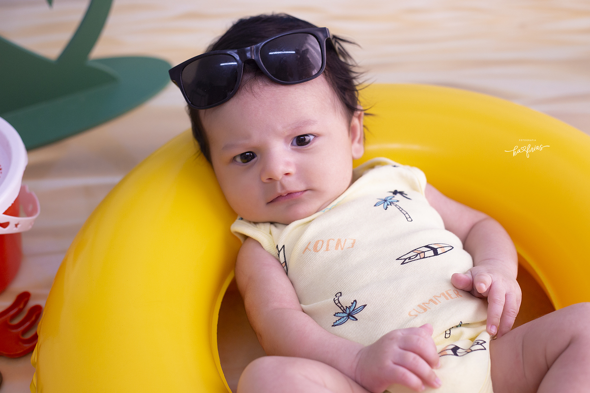 o bebe esta deitado na boia