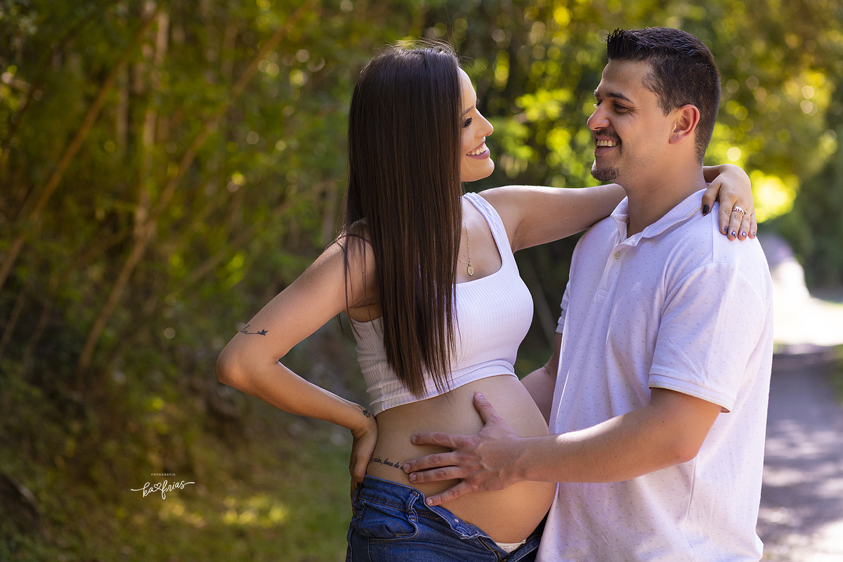 os pais se olham no ensaio de gestante