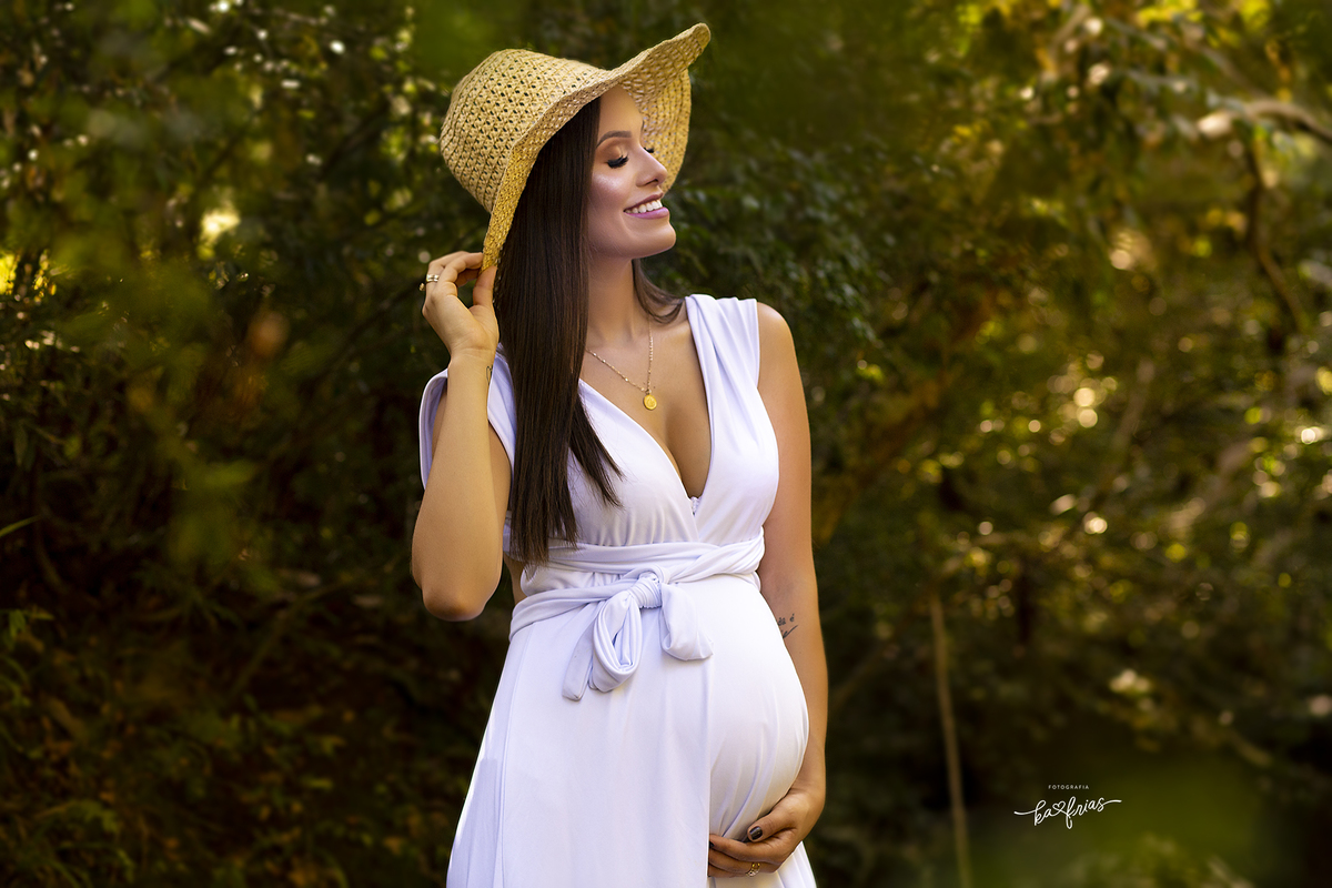 a gestante contempla a natureza no ensaio externo
