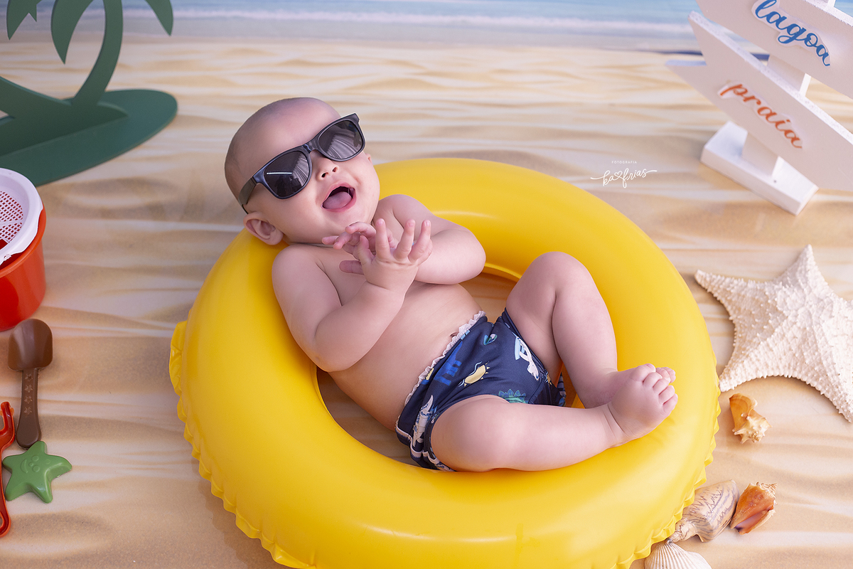 o menino esta na boia para as fotos mensais