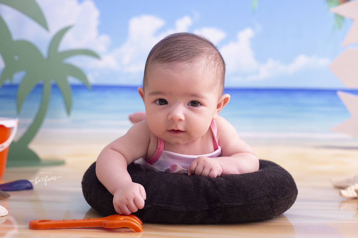 a menina olha para a fotografa de bebes de caxias do sul, ka frias