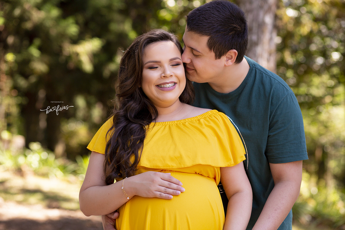 o marido beija a esposa no ensaiod e gestante