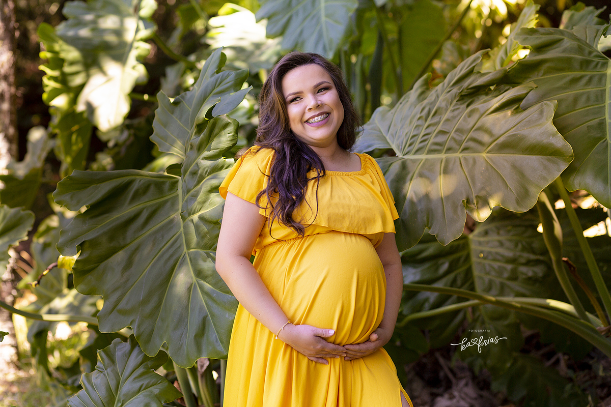 a gestante sorri para a fotografa de gestantes de caxias do sul, ka frias