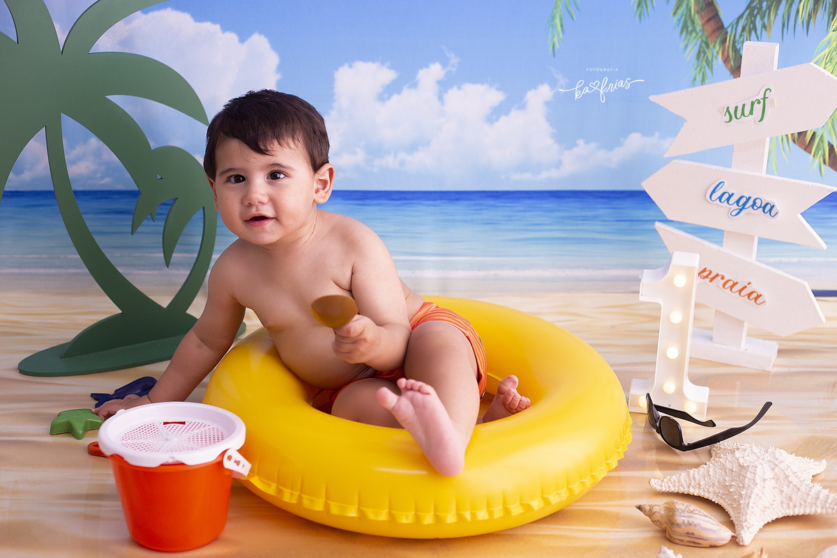 o menino olha para a fotografa de bebes de caxias do sul, ka frias