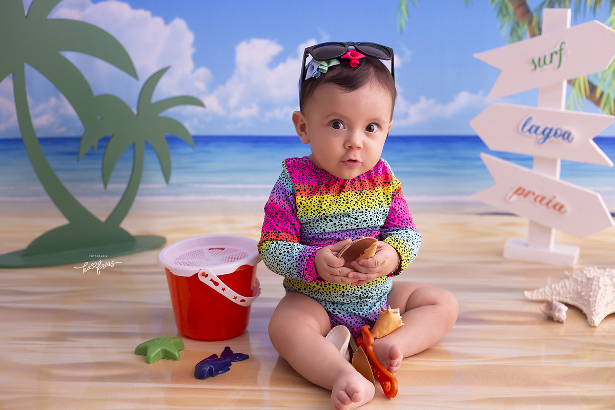 a menina brinca no cenario de praia