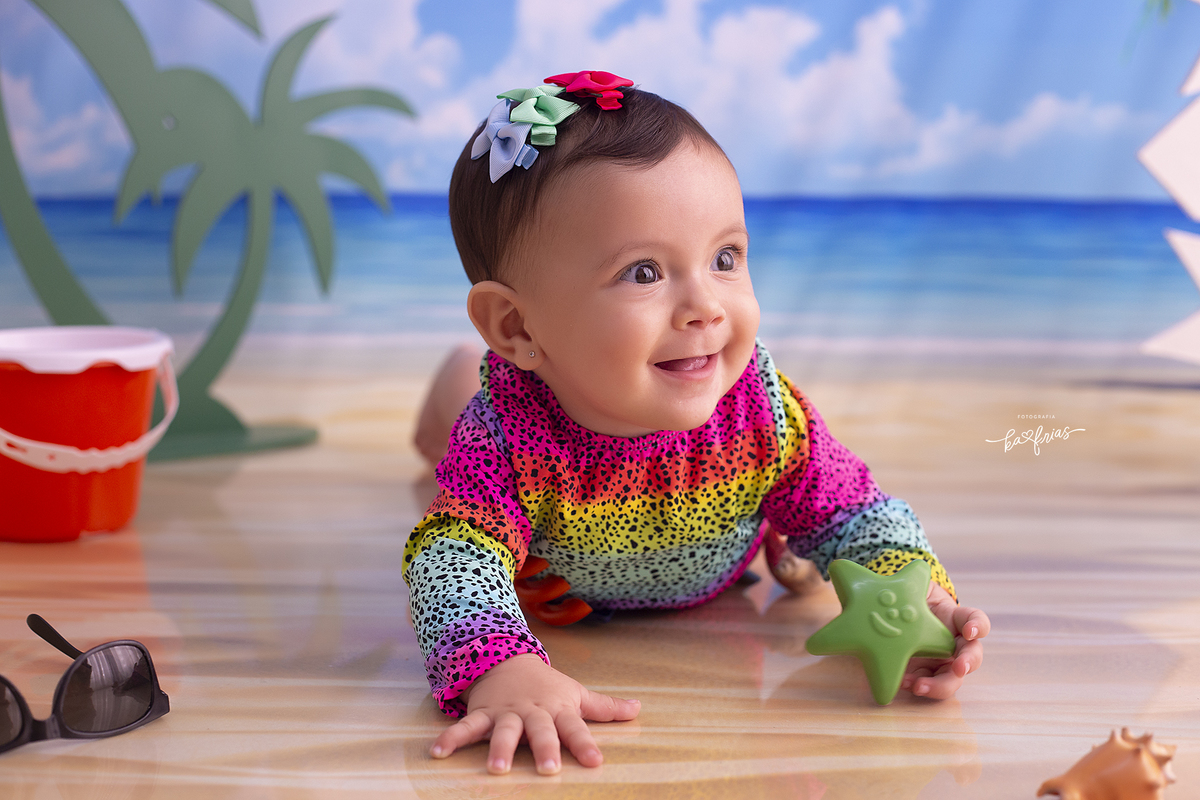 a bebe sorri nas fotos mensais