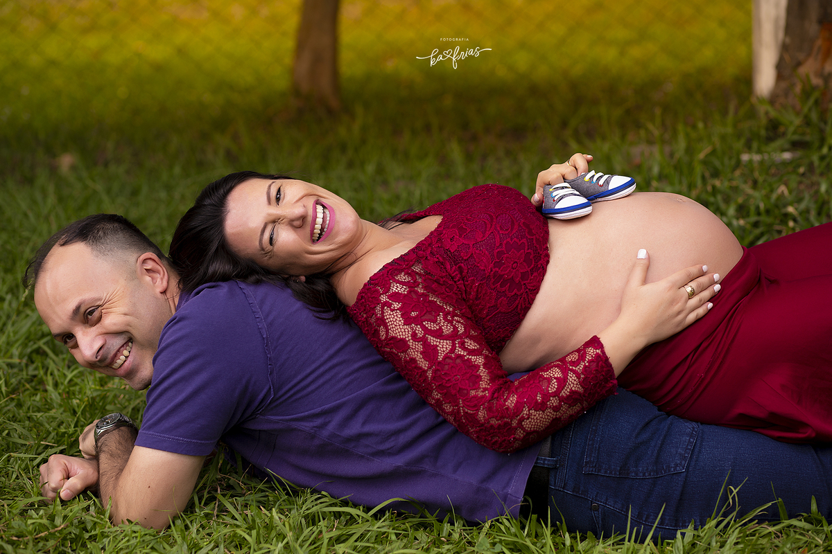 os modelos sorriem para a fotografa de gestante de caxias do sul, ka frias