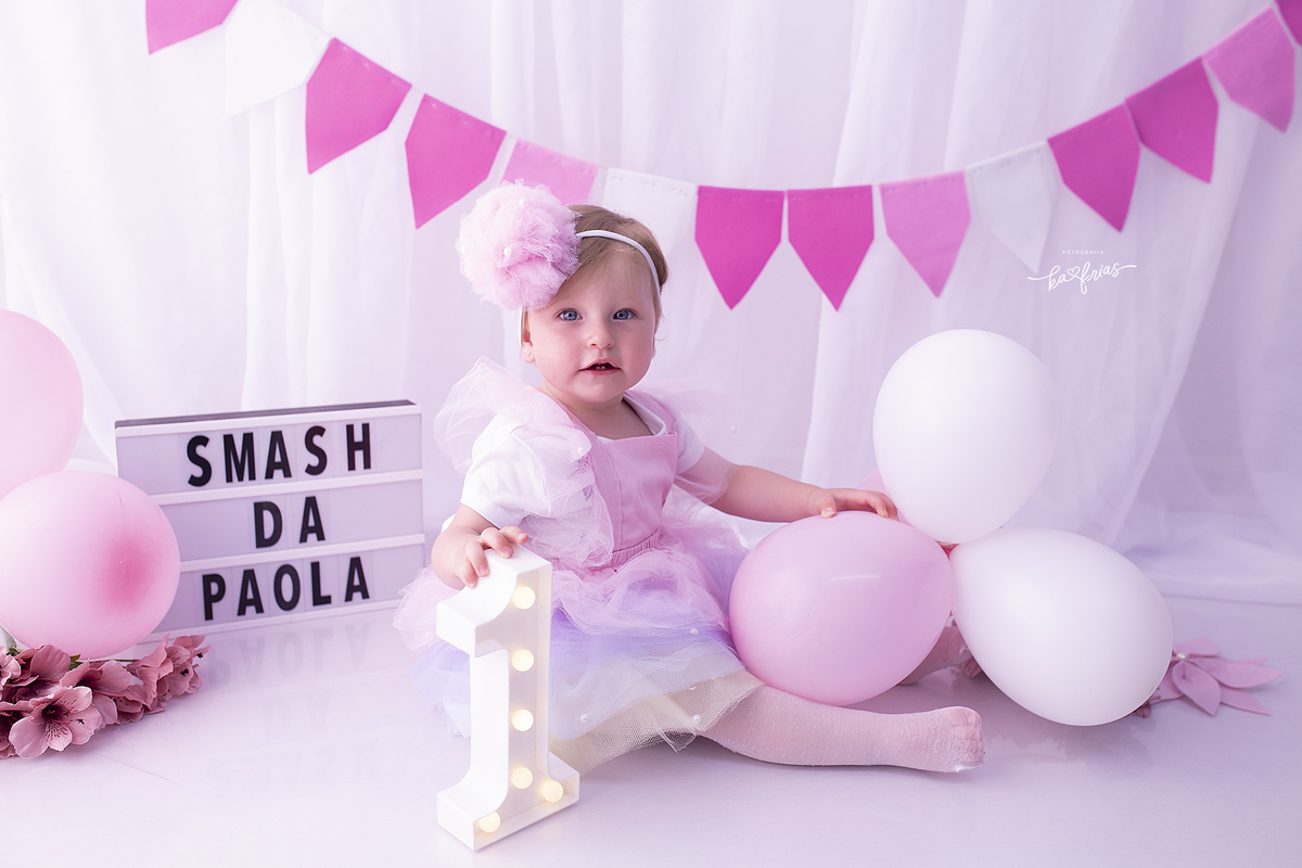 a menina brinca no cenario de um ano