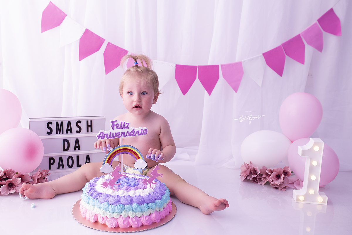 a bebe ganha o bolo de aniversario na sessão de fotos