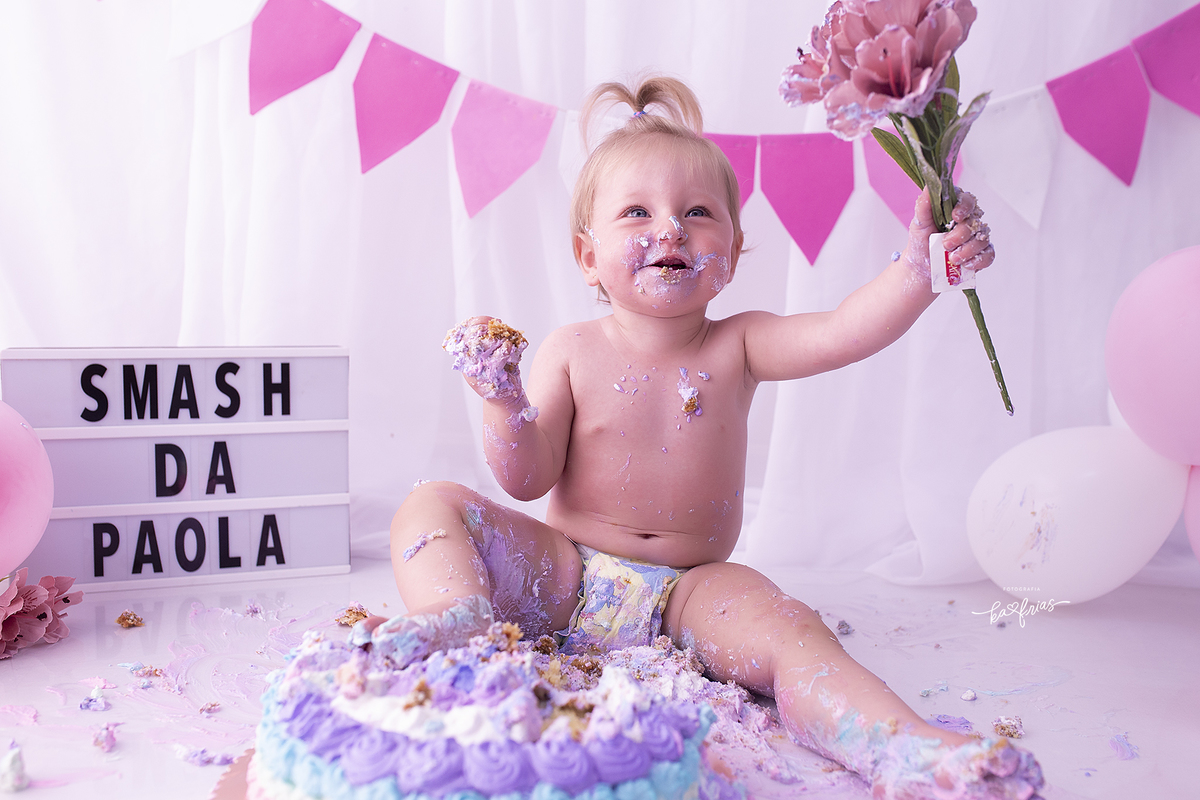 a menina se suja durante sessão smash