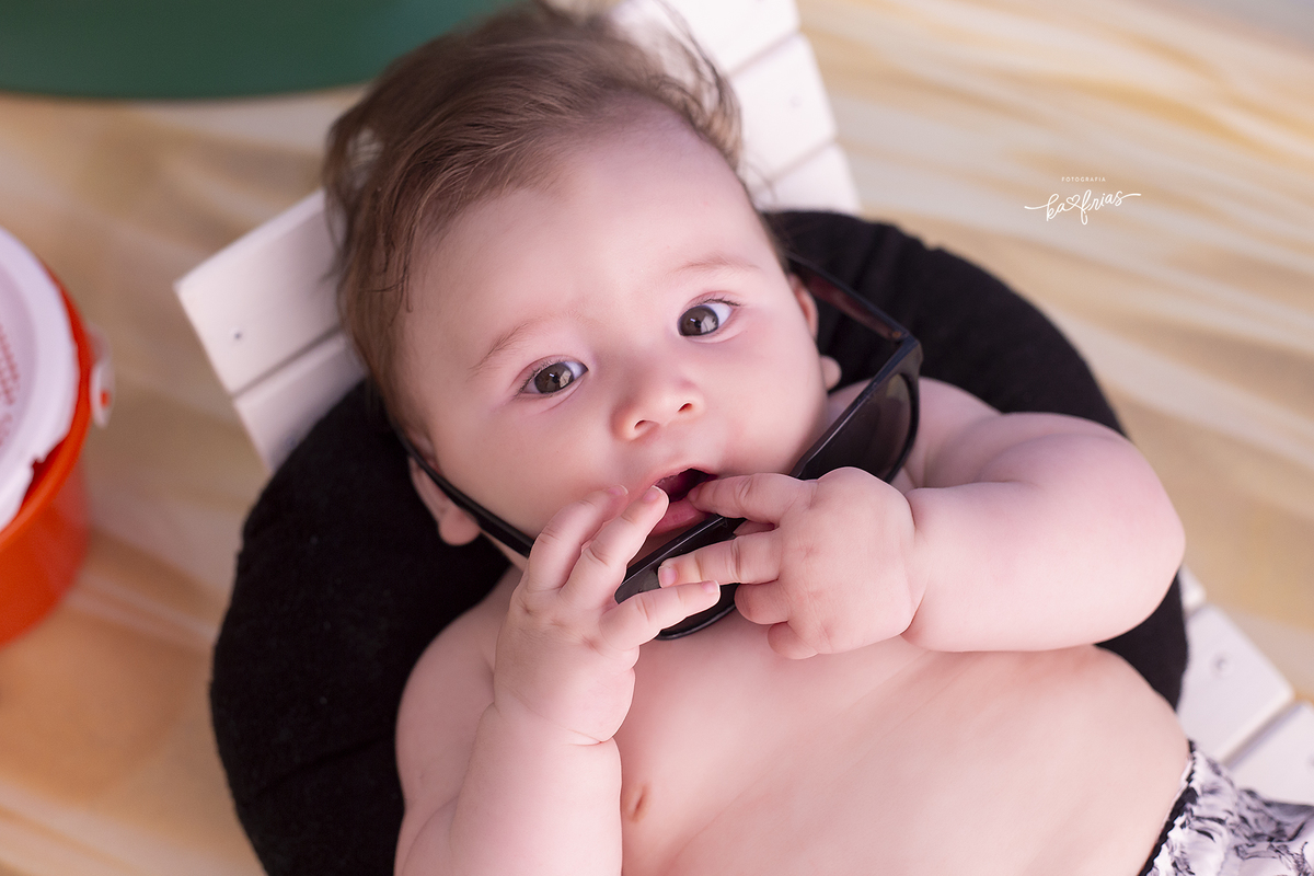 o menino olha para a fotografa de bebes de caxias do sul, kafrias