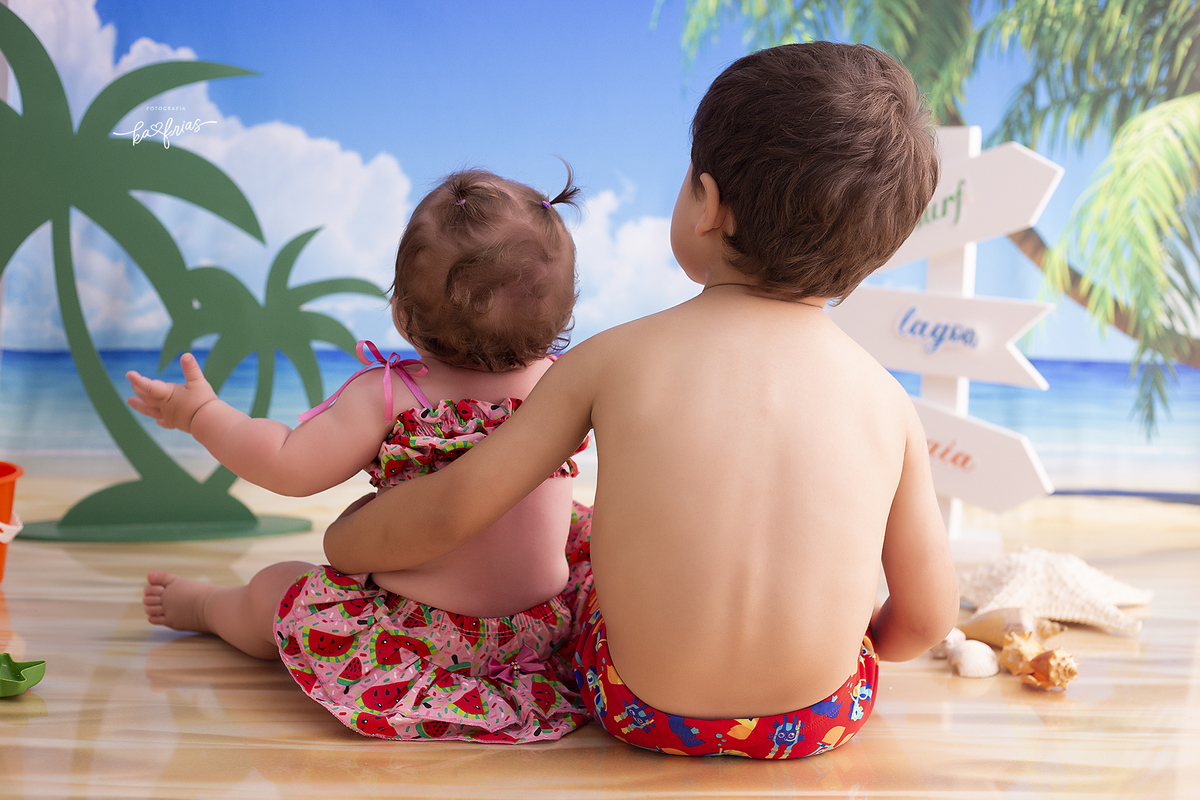 os irmaos se abraçam no ensaio infantil