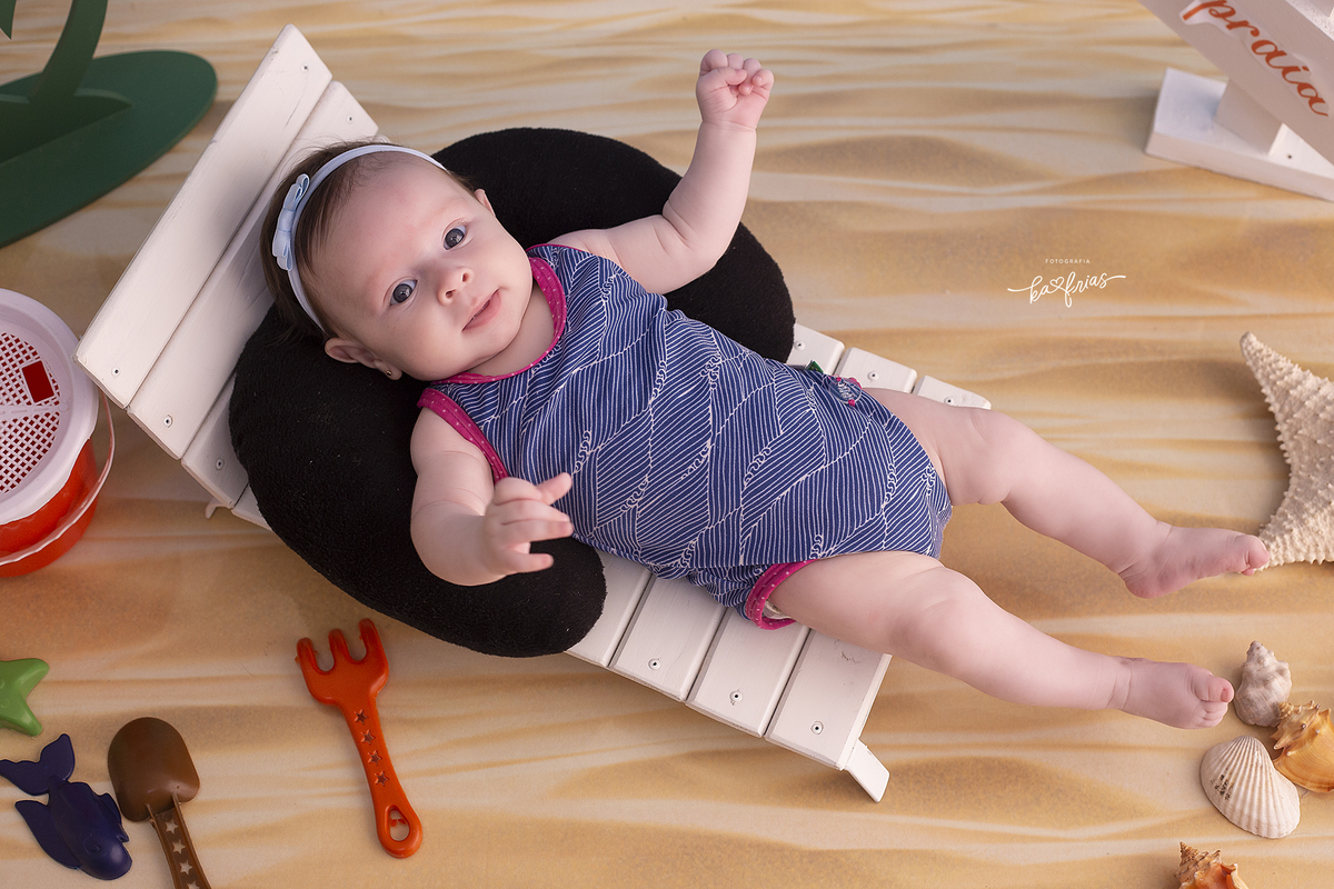 a menina sorri para a fotografa de bebes de caxias do sul