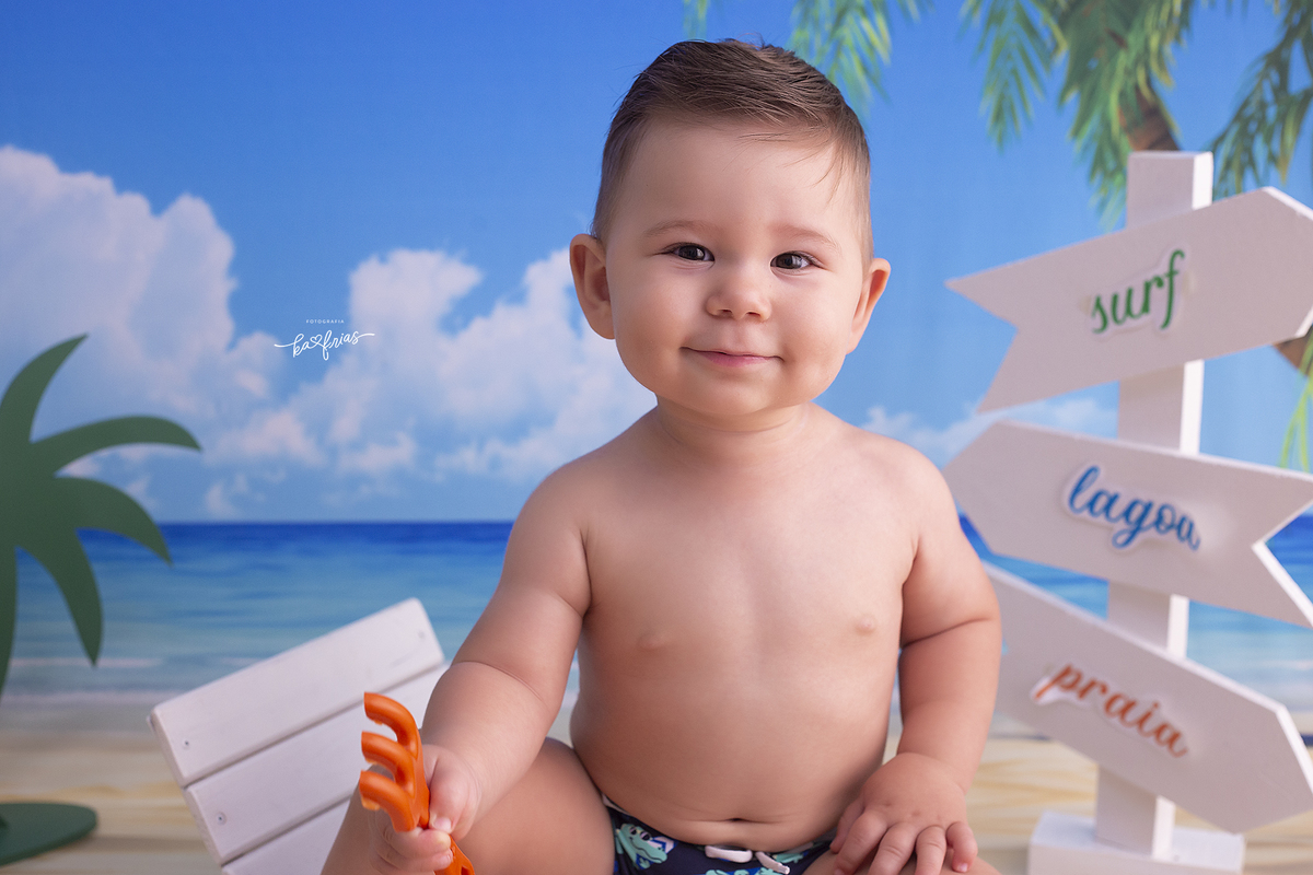 o menino esta no cenario de praia