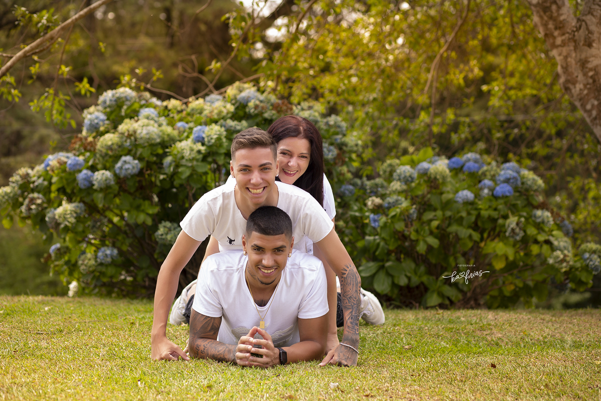 no ensaio em familia fizemos eles deitarem no chao