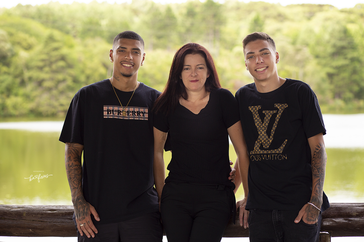 a mae posa com os filhos para o ensaio de familia