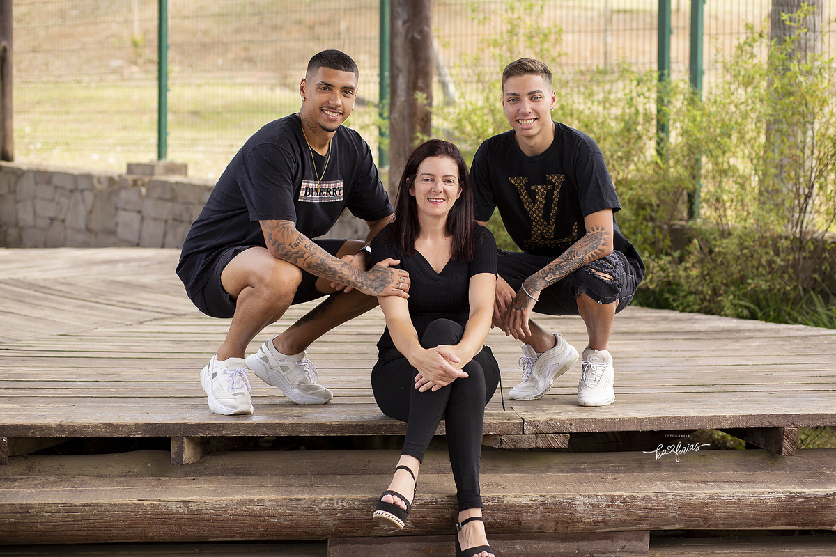 os filhos se apoiam na mae, durante ensaio externo