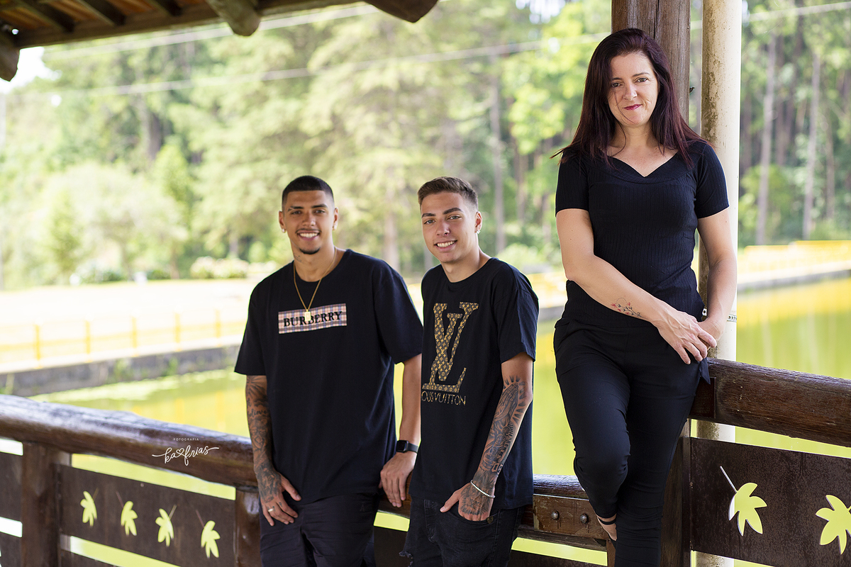 no ensaio externo de familia a mae levou os filhos