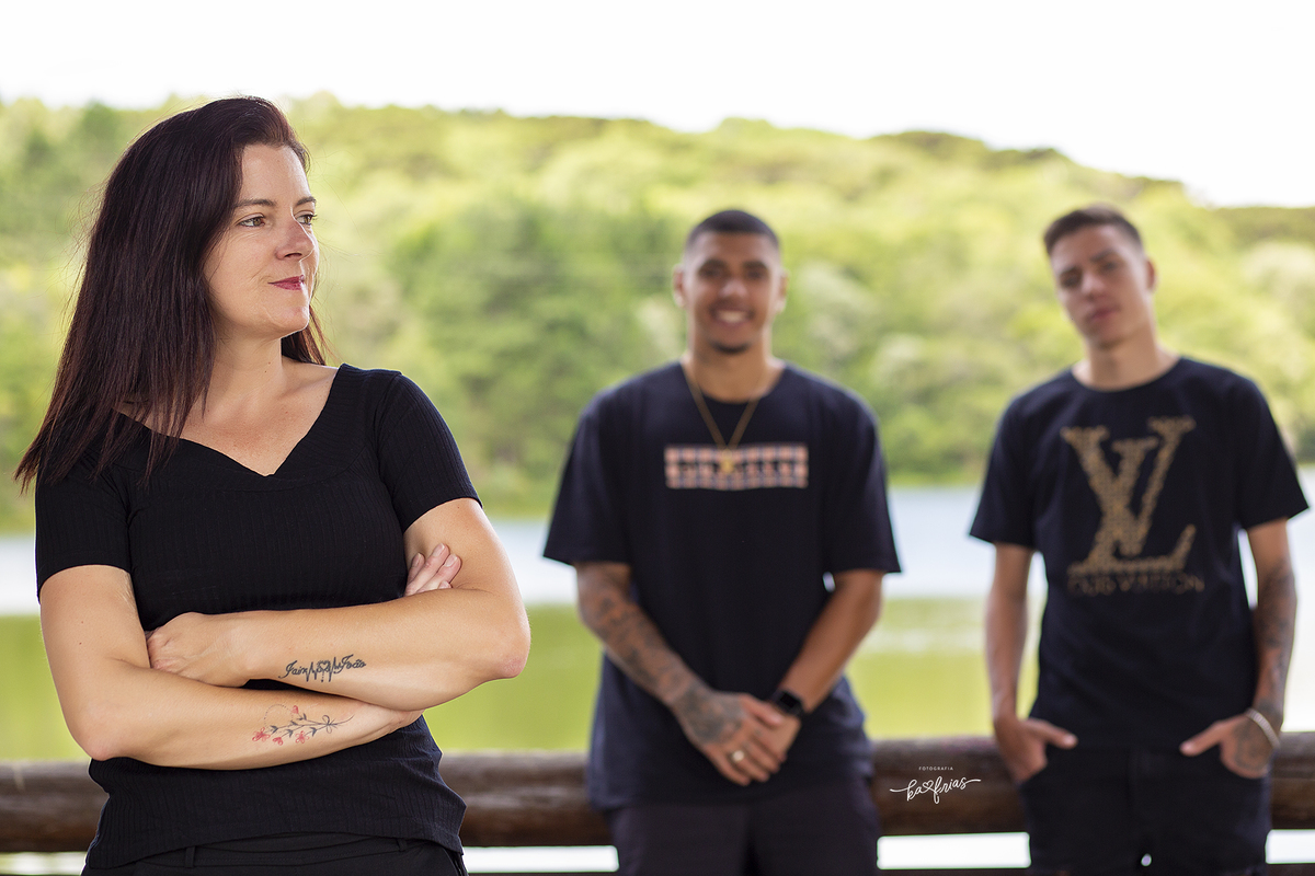 os filhos olham para a mae no book de familia