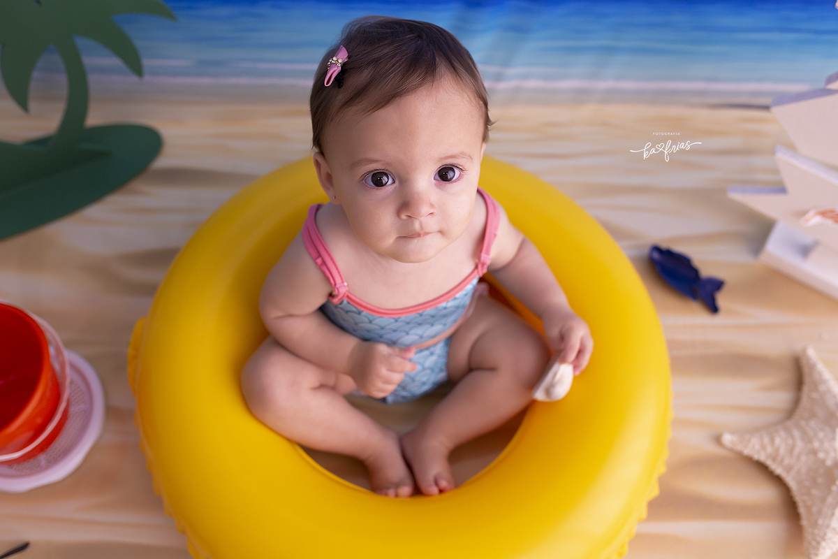 no ensaio infantil a bebe esta olhando pra cima