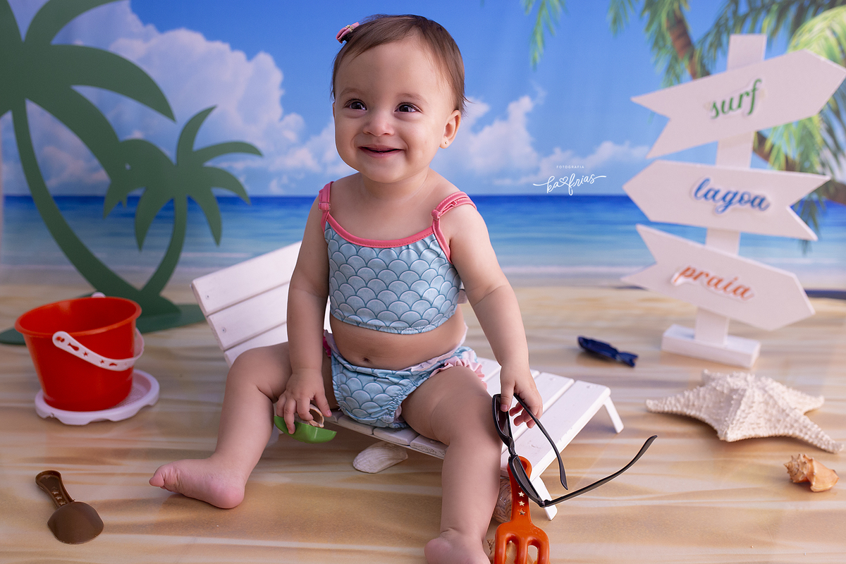 a menina sorri no acompanhamento mensal