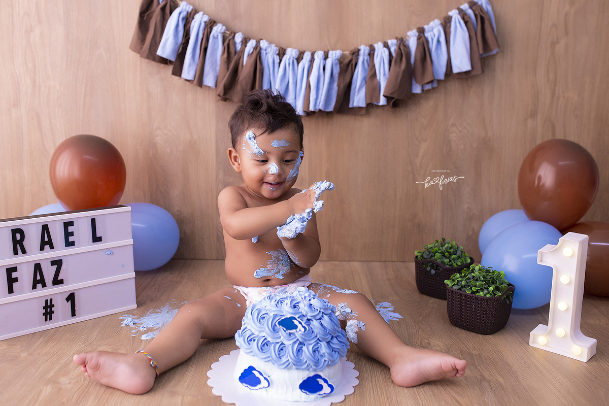 ensaio com o bolo para festejar um aninho do bebe
