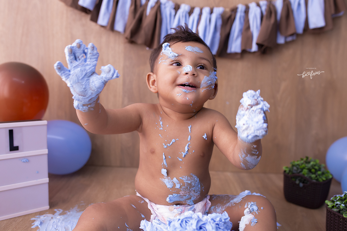 o menino se suja no ensaio com o bolo