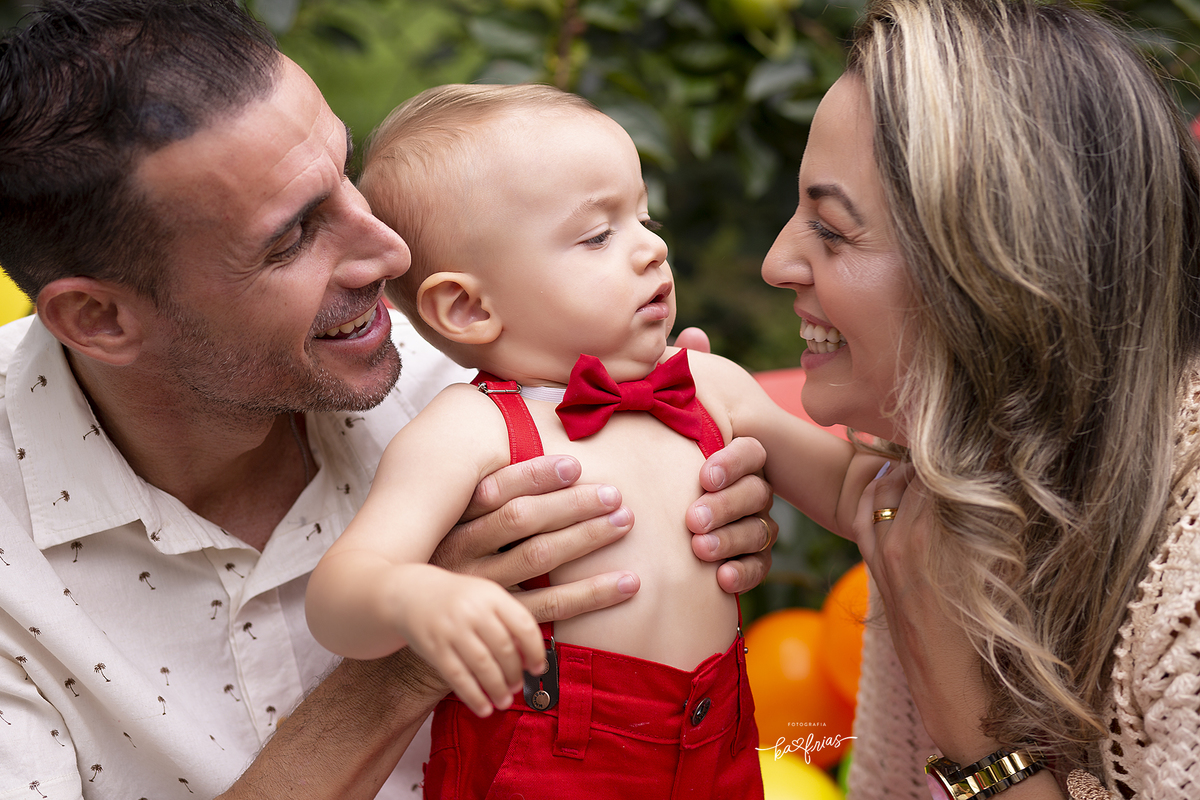 os pais olham para a criança durante sessão externa