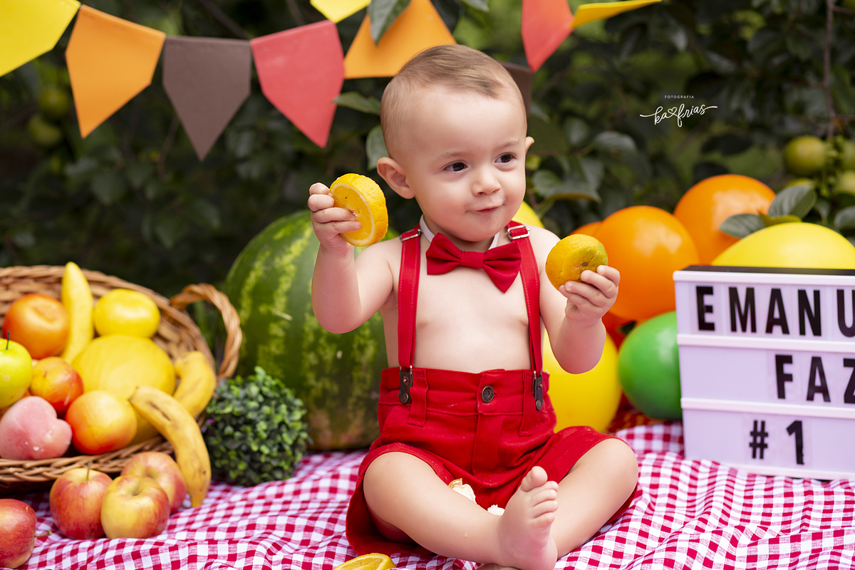 no ensaio de frutas o bebe brinca com laranjas