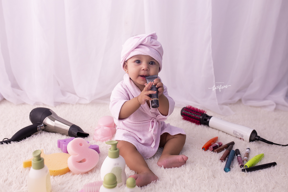 a menina esta posando no dia da beleza