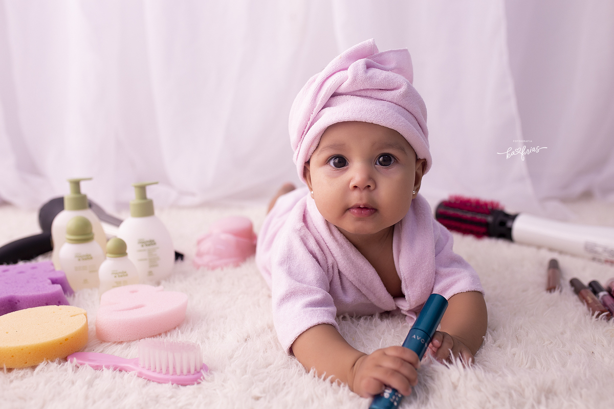 no acompanhamento mensal deixamos a menina de bruços