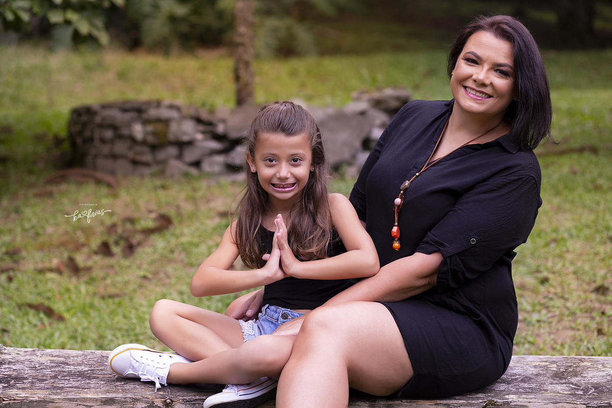 as modelos olham para a fotografa de familia de caxias do sul-rs