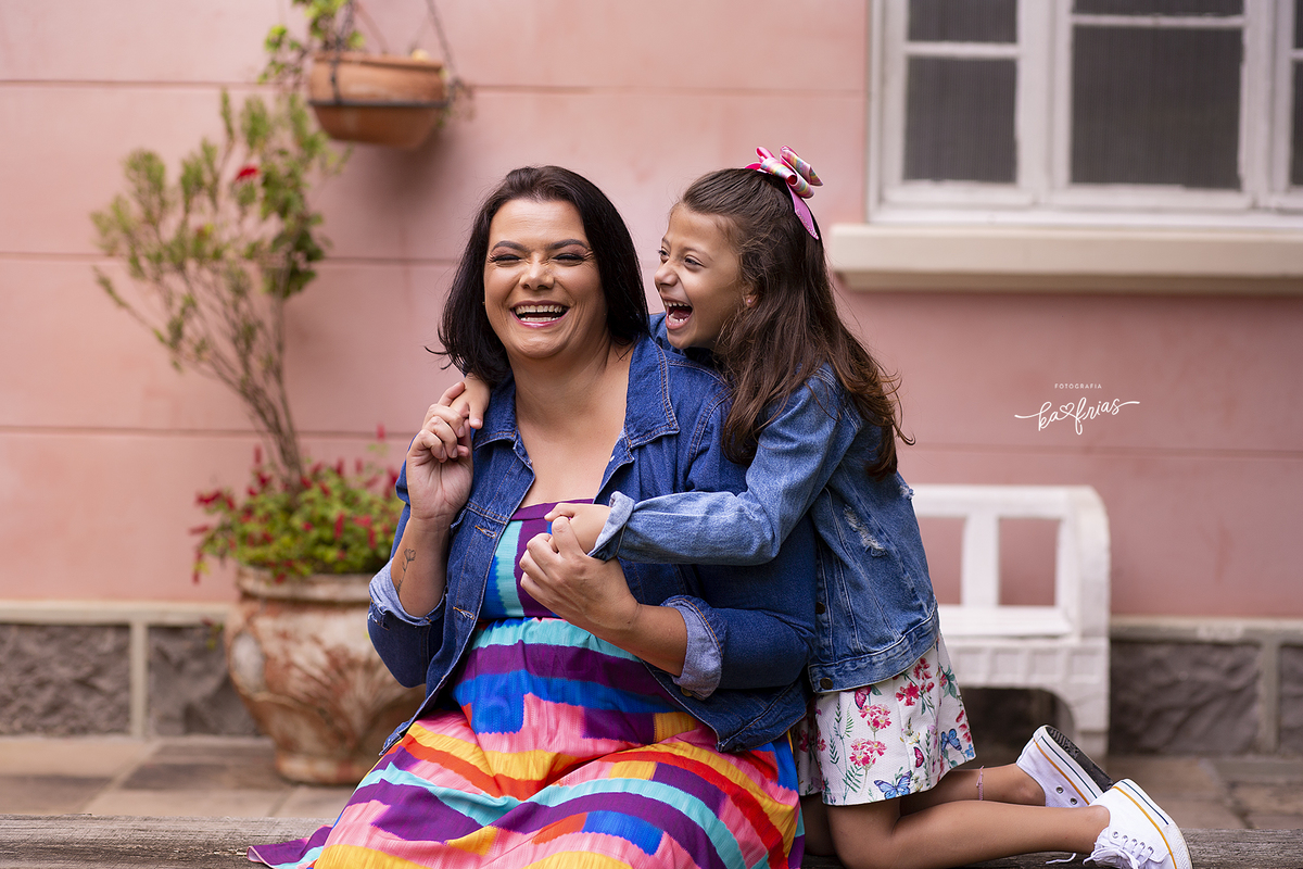 as modelos brincam durante sessão de fotos