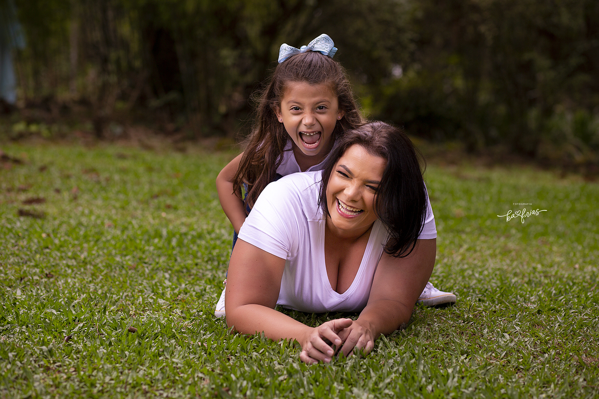 mae e filha brincam no ensaio externo de familia