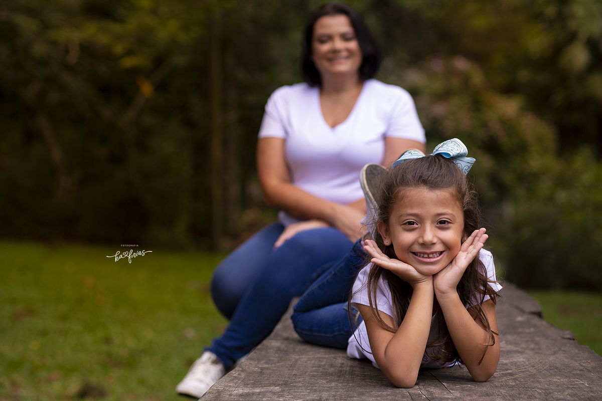 a menina sorri para a fotografa de caxias do sul, ka frias