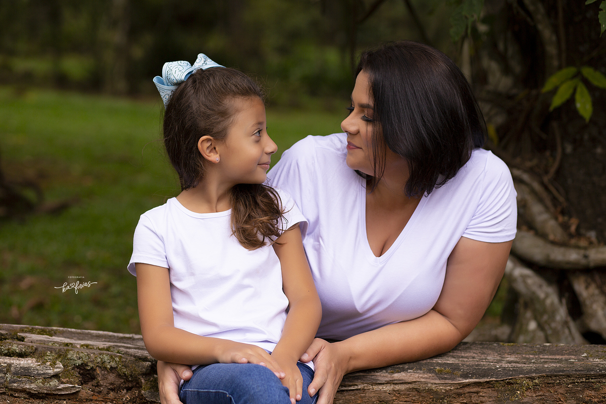 no ensaio de familia mae e filha se olham