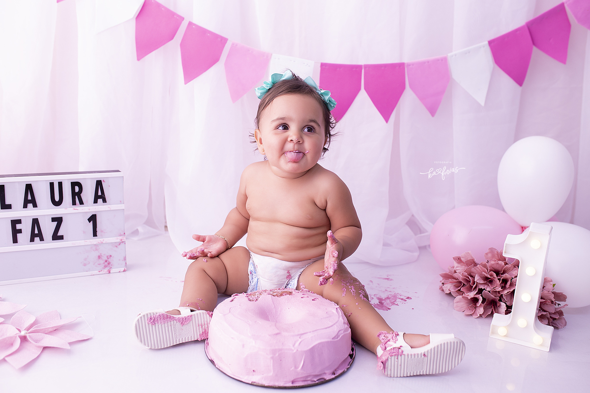 a menina mostra a lingua no ensaio smash the cake