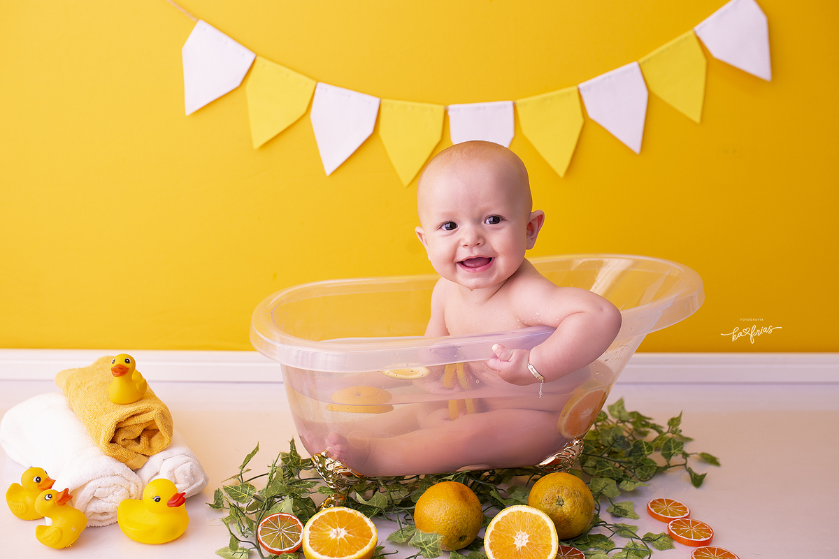 o menino sorri para a fotografa de bebes de caxias do sul, ka frias