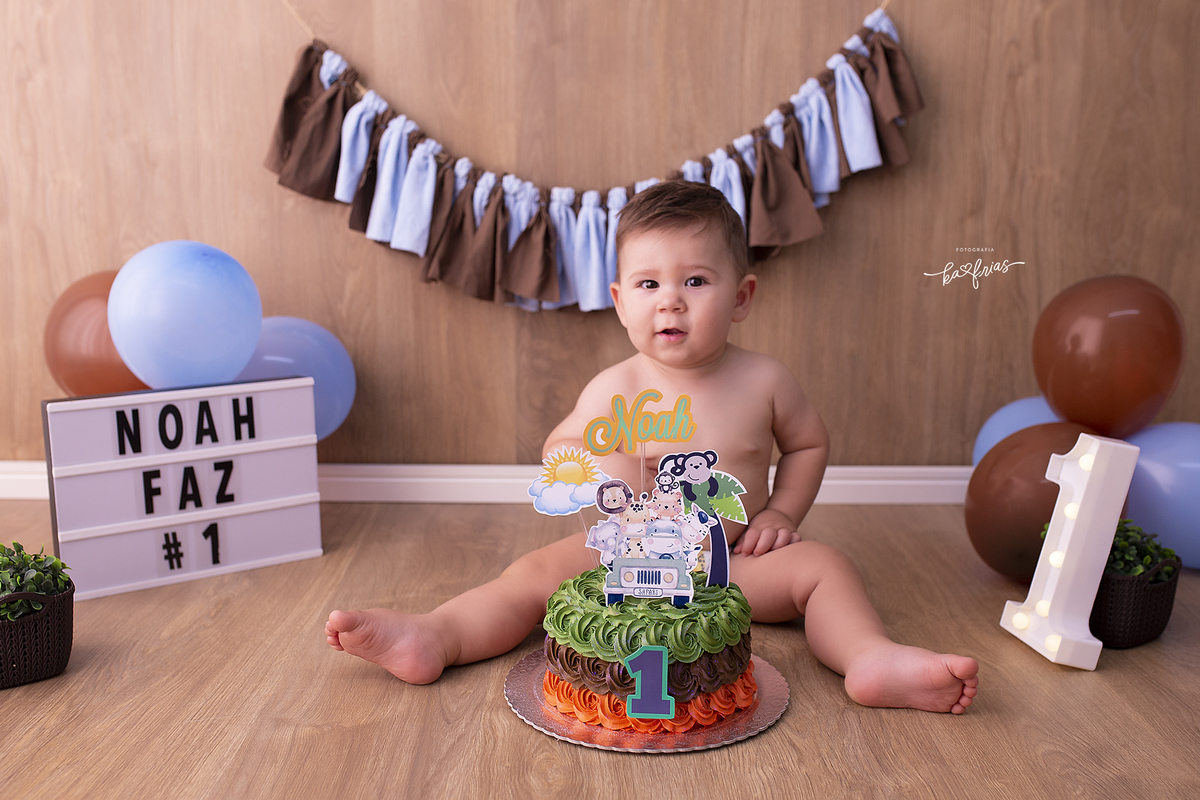 o menino brinca com o bolo no ensaio smash the cake