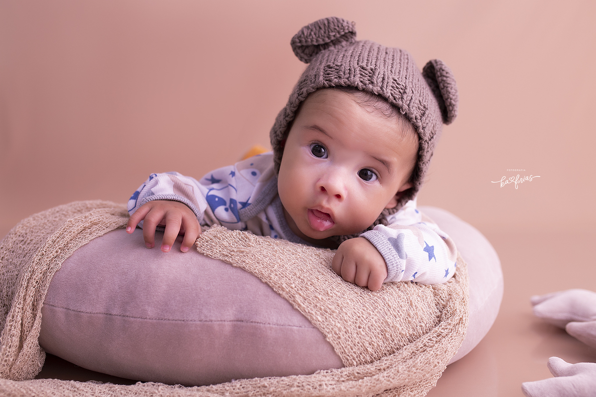 o bebe olha para a fotografa de crianças de caxias do sul, ka frias