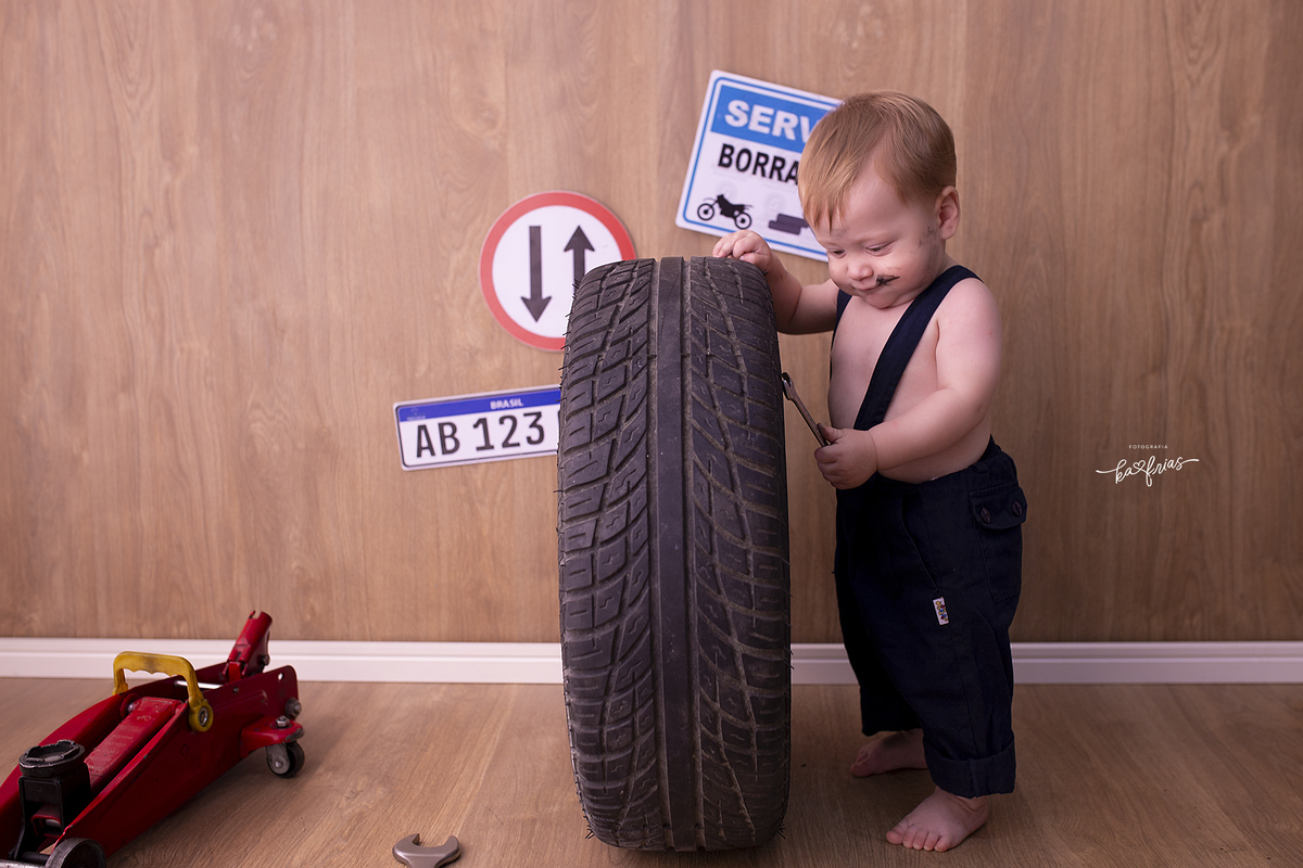 no ensaio infantil usamos o cenario de mecanico