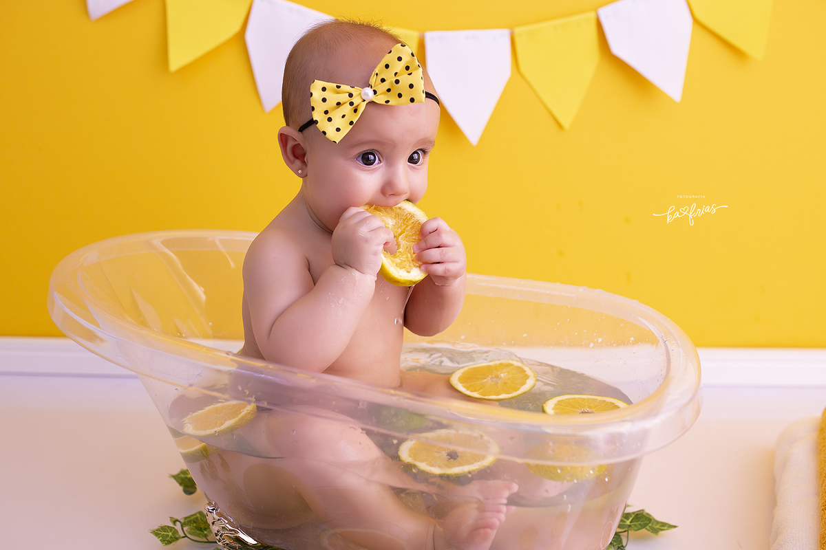 a menina come a laranja na sessão de fotos em caxias do sul-rs